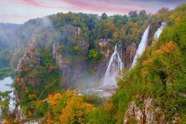 Şelale sonbaharda Plitvice Gölleri