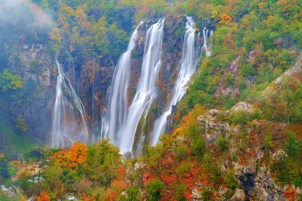 Vízesés a Plitvicei-tavak ősszel: — Stock Fotó