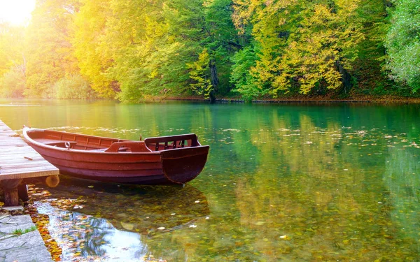 Bateau aux lacs de Plitvice, automne en Croatie — Photo