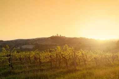 Gün batımında San Gimignano ortaçağdan kalma şehir