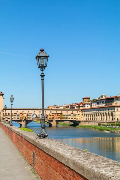 Florencja miasto i Ponte Vecchio Most Rzeka Arno — Zdjęcie stockowe
