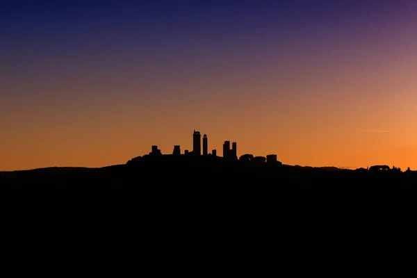 De middeleeuwse stad San Gimignano bij zonsondergang — Stockfoto
