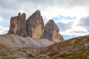 Tre Cime di Lavaredo Dolomites içinde güzel bir ortamda