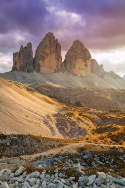Tre Cime di Lavaredo Dolomites içinde güzel bir ortamda 