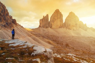Tre Cime di Lavaredo içinde yalnız adam, güzel bir ortamda