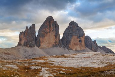 Tre Cime di Lavaredo Dolomites içinde güzel bir ortamda 