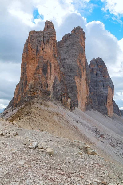 트 레 Cime 디 Lavaredo는 Dolomites에 있는 아름 다운 환경에 — 스톡 사진