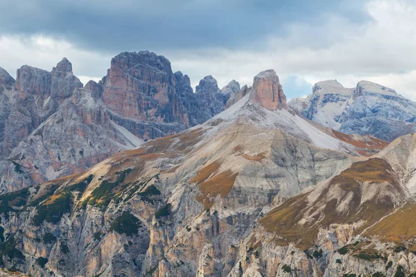 Hermosas montañas y picos de montaña de los Dolomitas —  Fotos de Stock