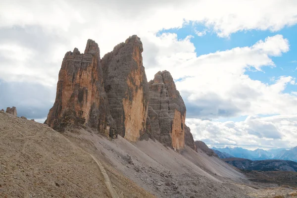 Tre Cime di Lavaredo en un hermoso entorno en los Dolomitas —  Fotos de Stock