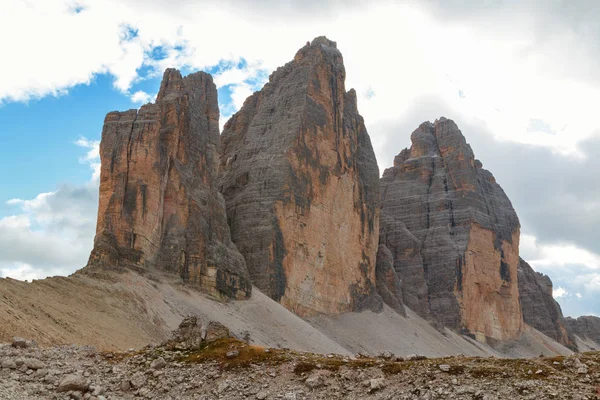 Tre Cime di Lavaredo in un ambiente meraviglioso nelle Dolomiti — Foto Stock