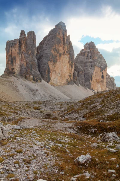 Tre Cime di Lavaredo in beautiful surroundings in the Dolomites — Stock Photo, Image