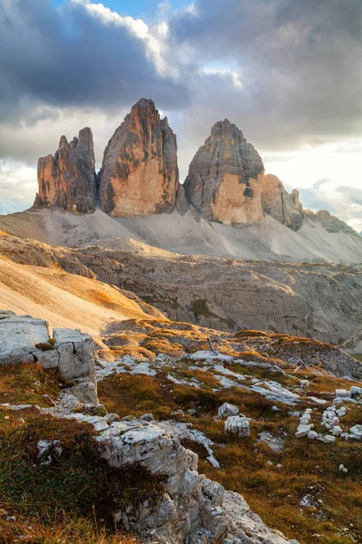Tre Cime di Lavaredo v krásném prostředí v Dolomitech — Stock fotografie