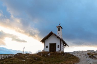 Tre Cime di Lavaredo güzel çevreyi ve bir küçük ch