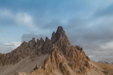 Güzel dağlar ve Dolomites'in Dağ doruklarına