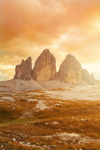 Tre Cime di Lavaredo v krásném prostředí v Dolomitech — Stock fotografie