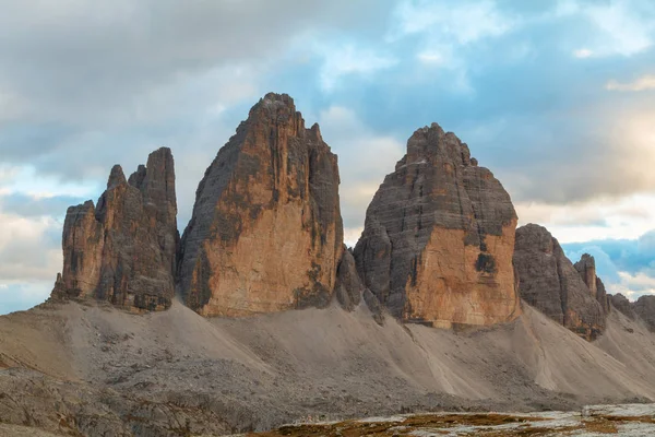 Tre Cime di Lavaredo in een prachtige omgeving in de Dolomieten — Stockfoto