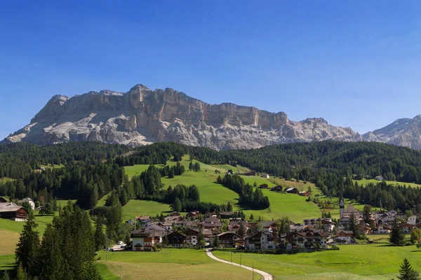 Paisaje típico de montaña en los Dolomitas, Tirol del Sur — Foto de Stock