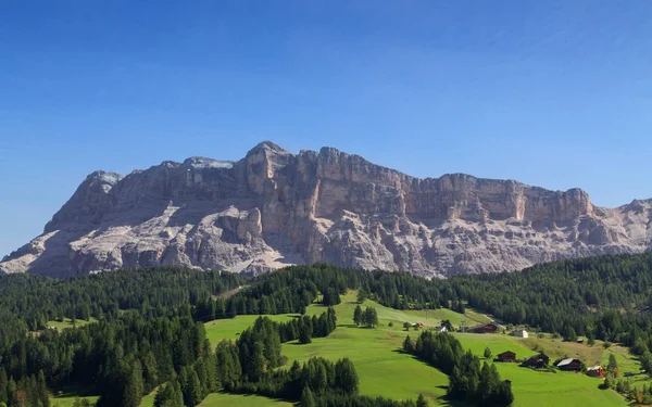 Paisaje típico de montaña en los Dolomitas, Tirol del Sur —  Fotos de Stock