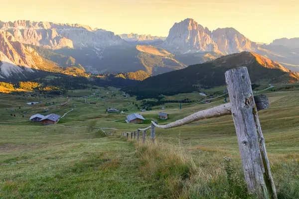 Valle Gardena, maravilloso pico Seceda la cordillera Odle en —  Fotos de Stock