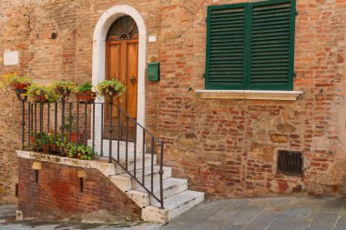 Dar sokaklar ve büyüleyici sundurma güzel Ortaçağ kasabası