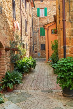 Pienz, geleneksel tarihi evleriyle güzel dar sokak