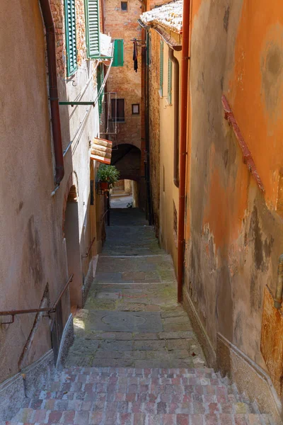 Hermoso callejón estrecho con casas históricas tradicionales en Pienz — Foto de Stock