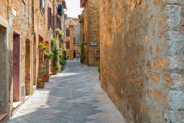 Hermoso callejón estrecho con casas históricas tradicionales en Pienz — Foto de Stock