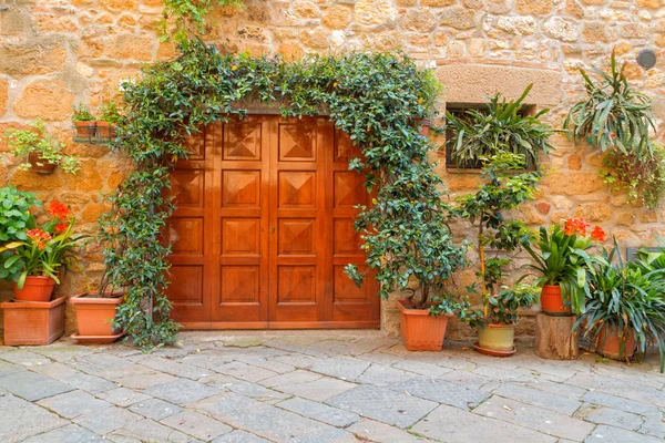 Hermosa ciudad medieval de calles estrechas y encantador porche — Foto de Stock