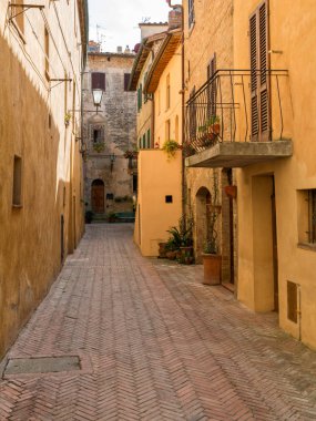 Monte adlı geleneksel tarihi evleriyle güzel dar sokak