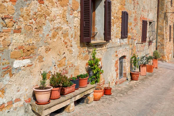 Hermosa ciudad medieval de calles estrechas y encantador porche — Foto de Stock