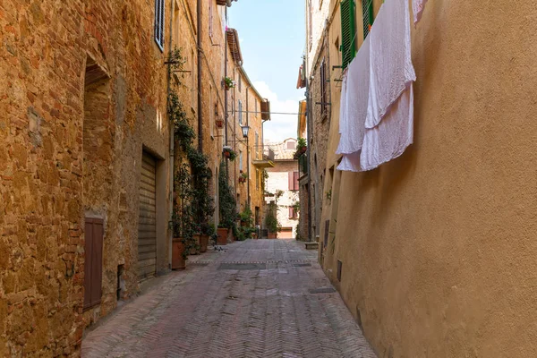 Hermoso callejón estrecho con casas históricas tradicionales en Monte — Foto de Stock