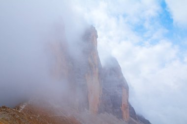 Tre Cime di Lavaredo Dolomites içinde güzel bir ortamda 