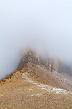 Tre Cime di Lavaredo Dolomites içinde güzel bir ortamda 