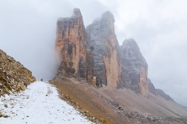Tre Cime di Lavaredo Dolomites içinde güzel bir ortamda 