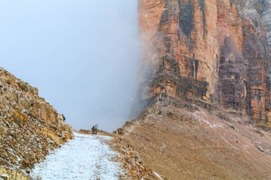 Tre Cime di Lavaredo Dolomites içinde güzel bir ortamda 