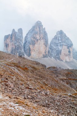 Tre Cime di Lavaredo Dolomites içinde güzel bir ortamda 