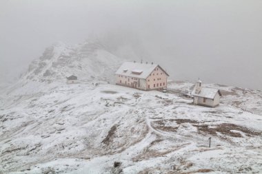 Tre Cime di Lavaredo Dolomites içinde güzel bir ortamda 