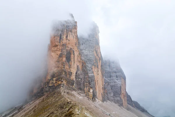 트 레 Cime 디 Lavaredo는 Dolomites에 있는 아름 다운 환경에 — 스톡 사진