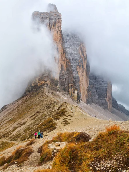 Tre cime di lavaredo in wunderschöner Umgebung in den Dolomiten — Stockfoto
