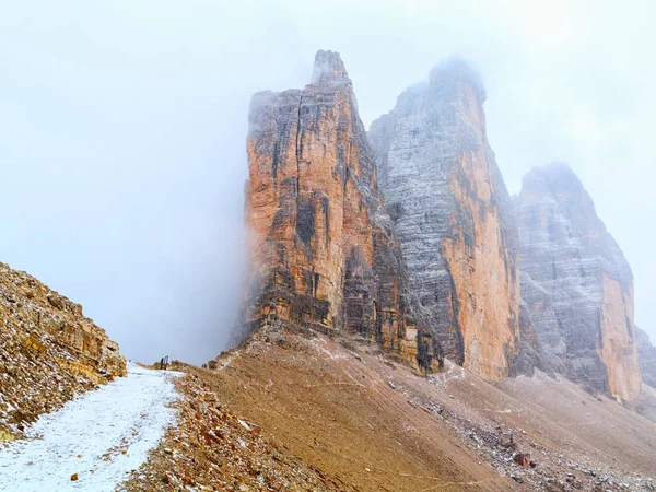 Tre Cime di Lavaredo v krásném prostředí v Dolomitech — Stock fotografie