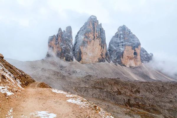 Tre Cime di Lavaredo en un hermoso entorno en los Dolomitas —  Fotos de Stock