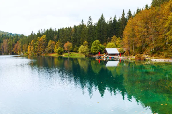 Belo Lago di Fusine o lago de montanha e montanha Mangart — Fotografia de Stock