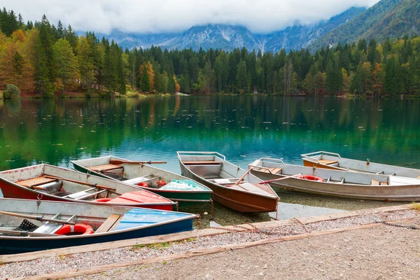 Wunderschöner lago di fusine der bergsee bei boot und mangart m — Stockfoto