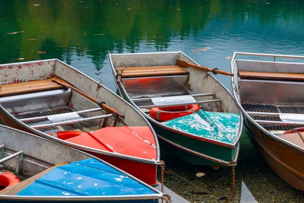 Gyönyörű Lago di Fusine a hegyi tó, a csónak és a Mangart m — Stock Fotó