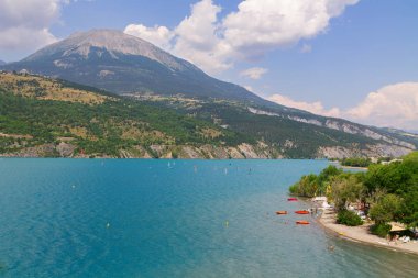 Panoramik manzaralı güzel mavi lago di Serre-Poncon