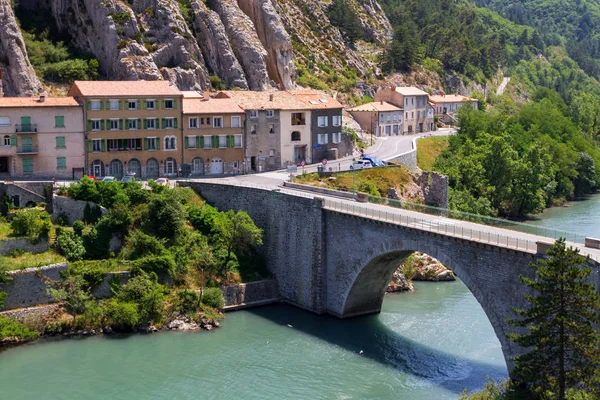 Sisteron encantadora cidade medieval na província Alpes-de-Haute-P — Fotografia de Stock