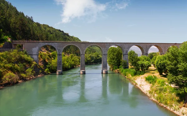 Most a řeka v Alpách — Stock fotografie