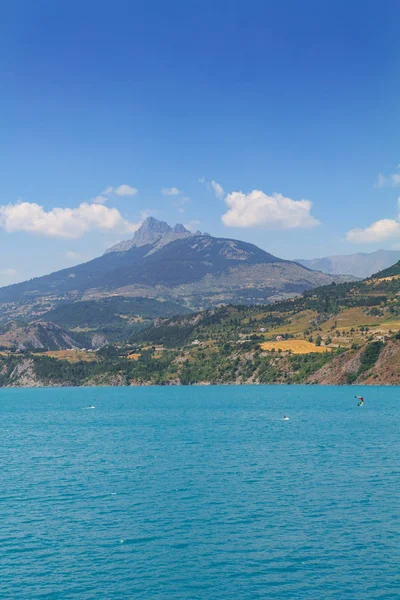 Panorámás kilátás nyílik a gyönyörű kék lago di Serre-Poncon, a — Stock Fotó