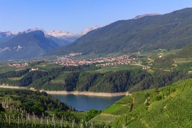 Tipik dağ manzarası ve Dolomites, Güney Tyr evde