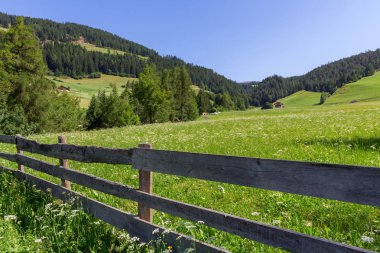 Tipik dağ manzarası ve Dolomites, Güney Tyr evde